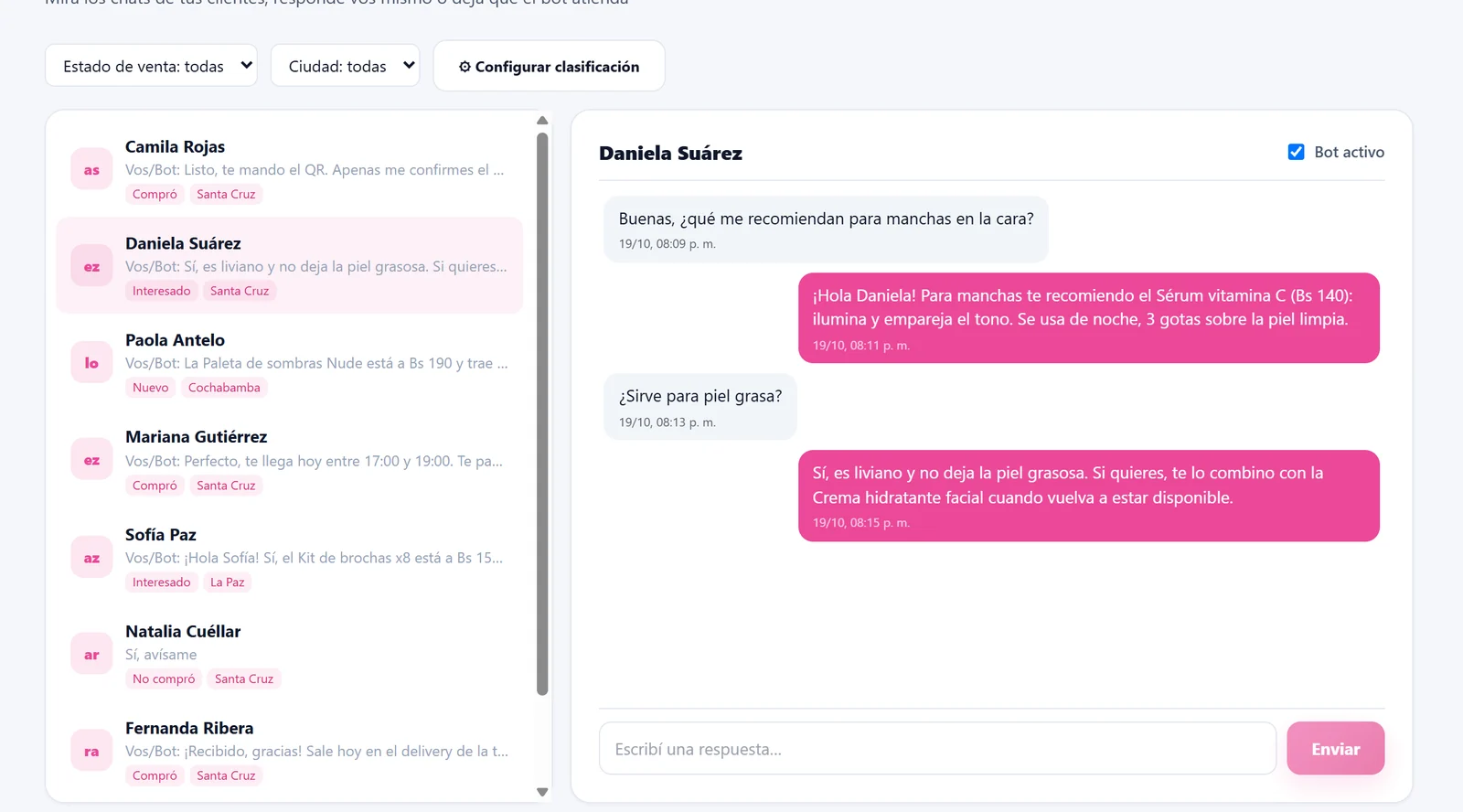 Lista de conversaciones con etiquetas de estado de venta y ciudad